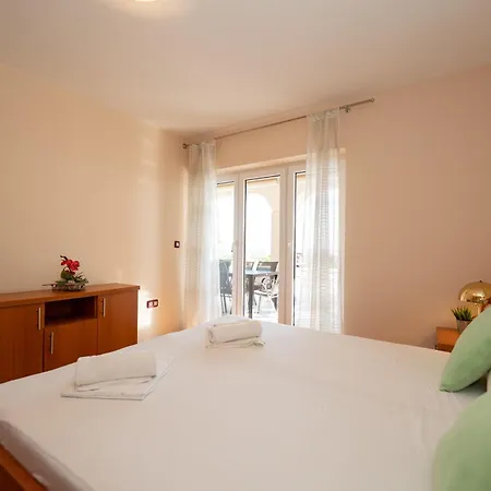 Beachfront Apartments Tolo With Pool Novalja Exterior photo