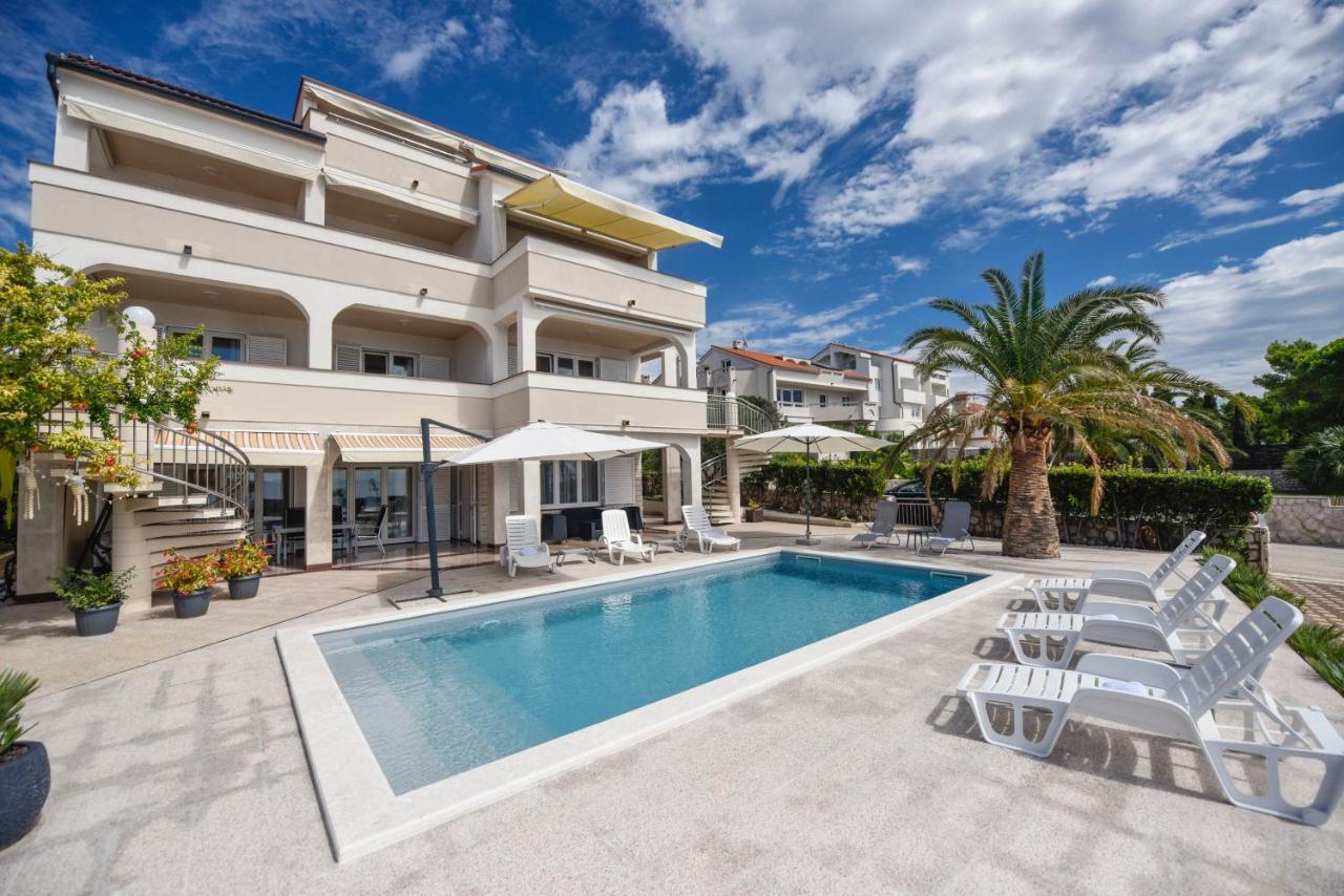 Appartamento Beachfront Tolo With Pool