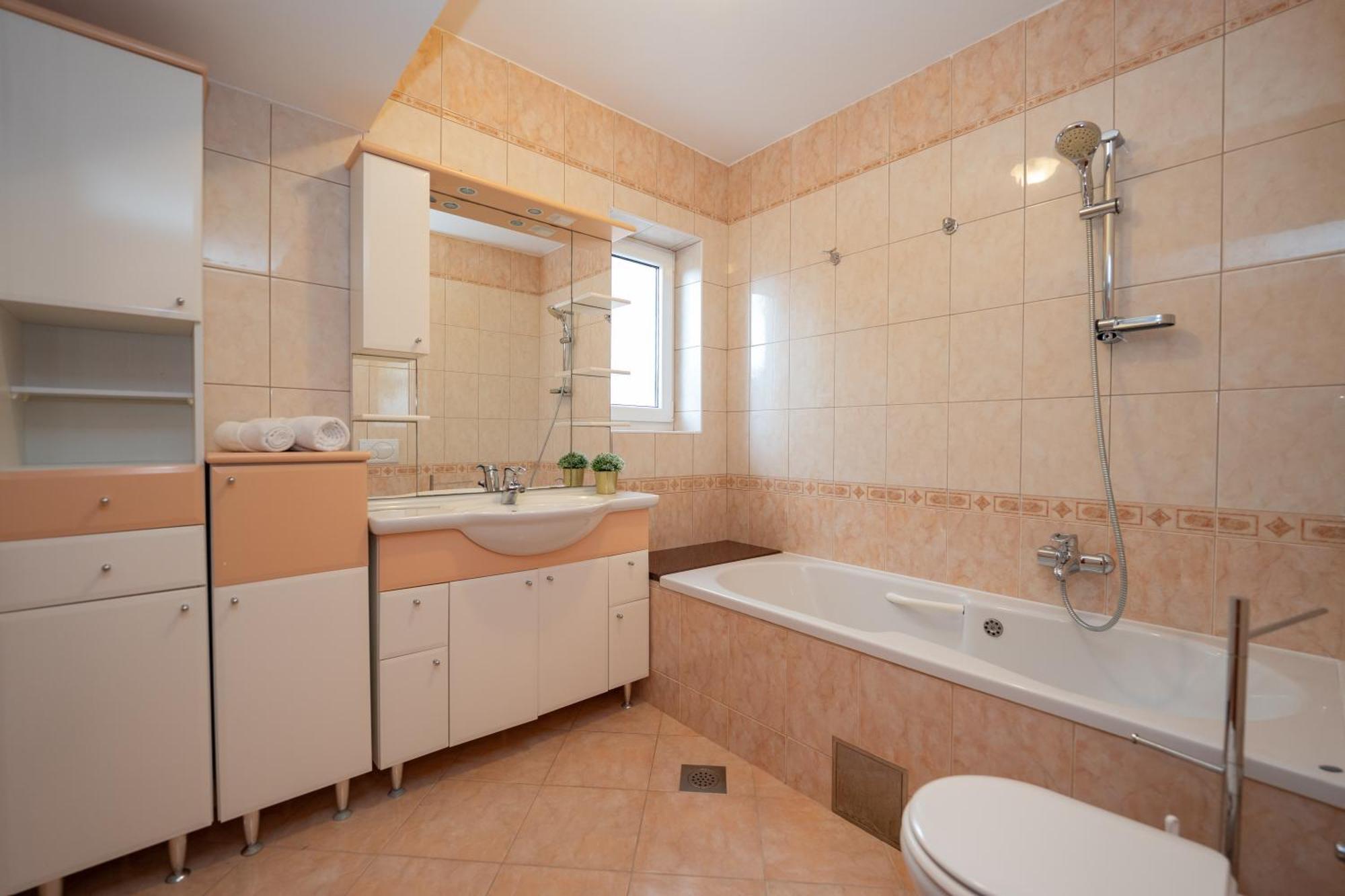 Appartamento Beachfront Tolo With Pool
