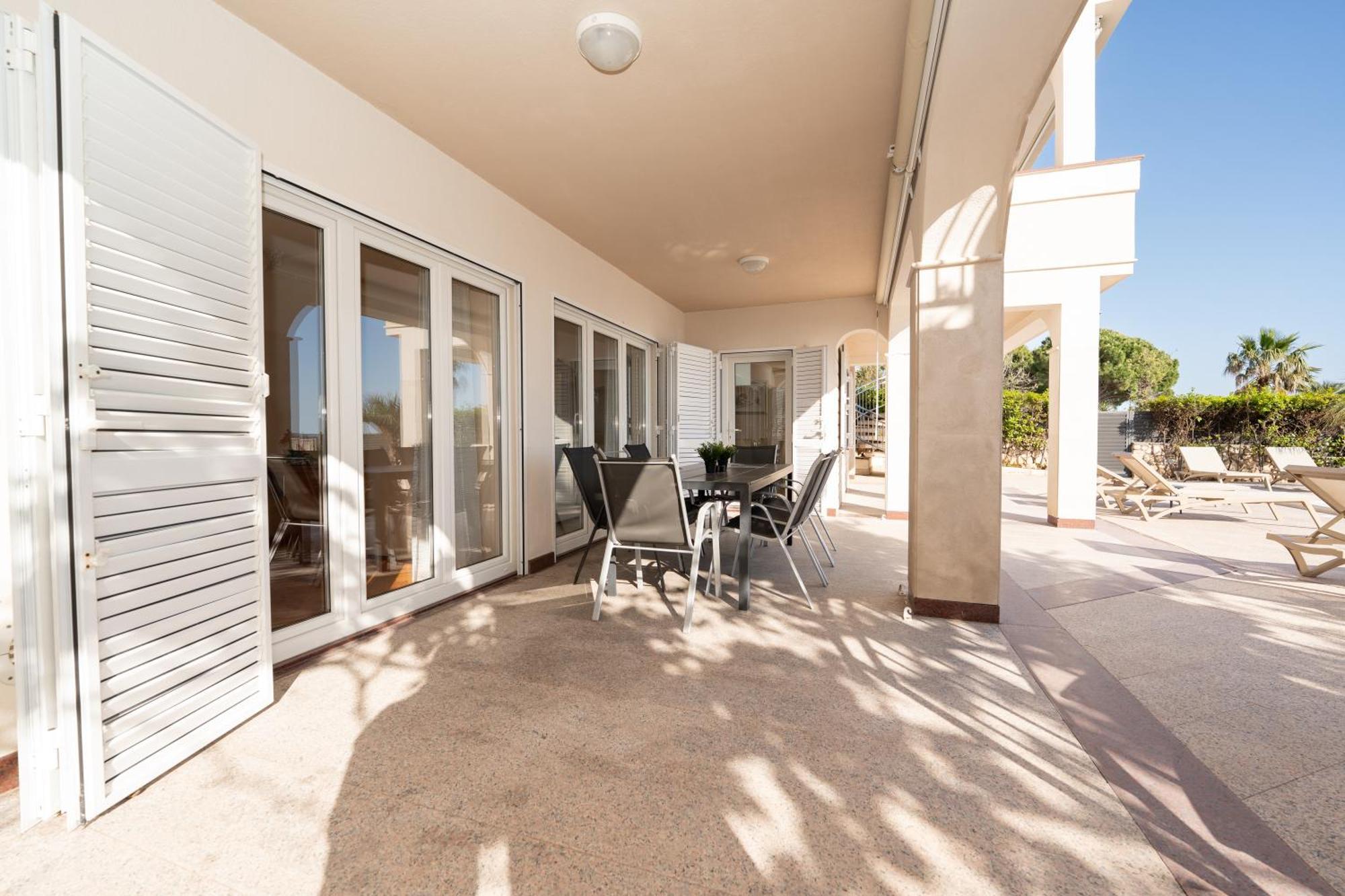 Appartamento Beachfront Tolo With Pool